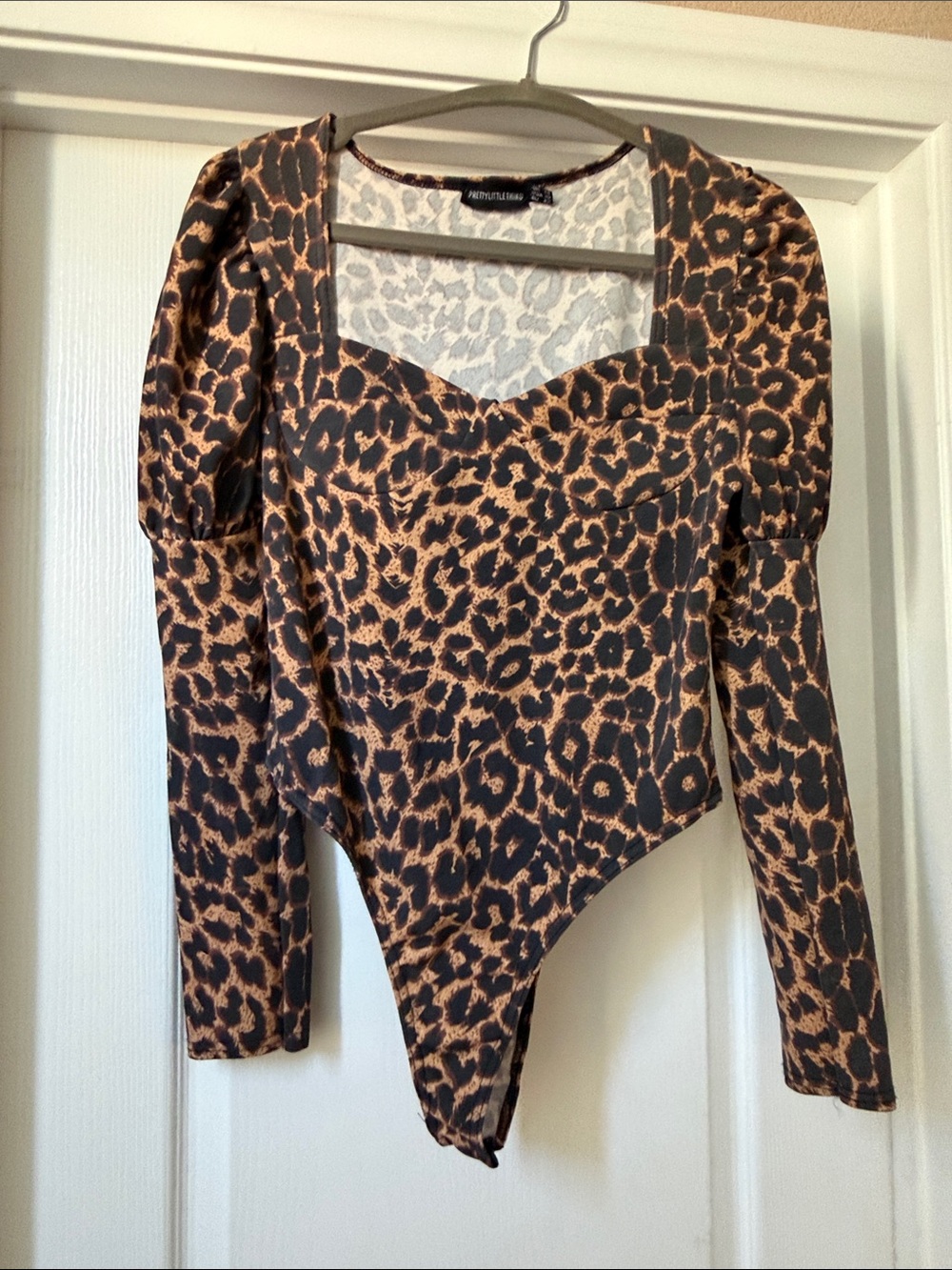 PrettyLittleThing Leopard Print Sweetheart Long Sleeve Bodysuit - Brown/Black